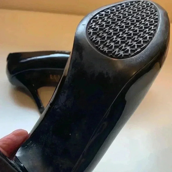 Michael Kors, peep toe patent leather shoe, 3” heel and a 1” hidden pla… - Picture 6 of 12